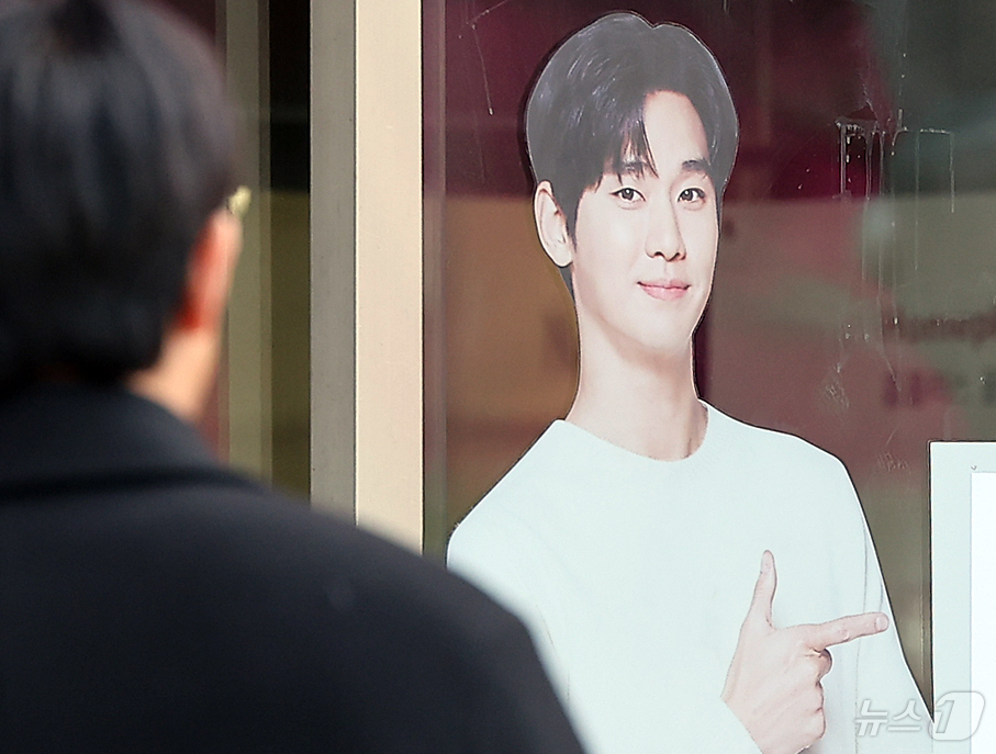 (서울=뉴스1) 김진환 기자 = 고(故) 김새론이 미성년일 때부터 교제했다는 의혹을 받는 배우 김수현에 대한 비난 여론이 확산하면서 김수현을 광고 모델로 기용한 기업들은 난감한 상 …