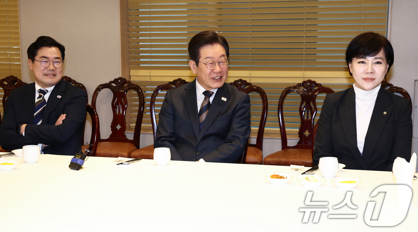 (서울=뉴스1) 김민지 기자 = 이재명 더불어민주당 대표가 13일 서울 여의도의 한 식당에서 3선 의원들과 오찬을 하고 있다.왼쪽부터 박찬대 원내대표, 이 대표, 전현희 최고위원. …