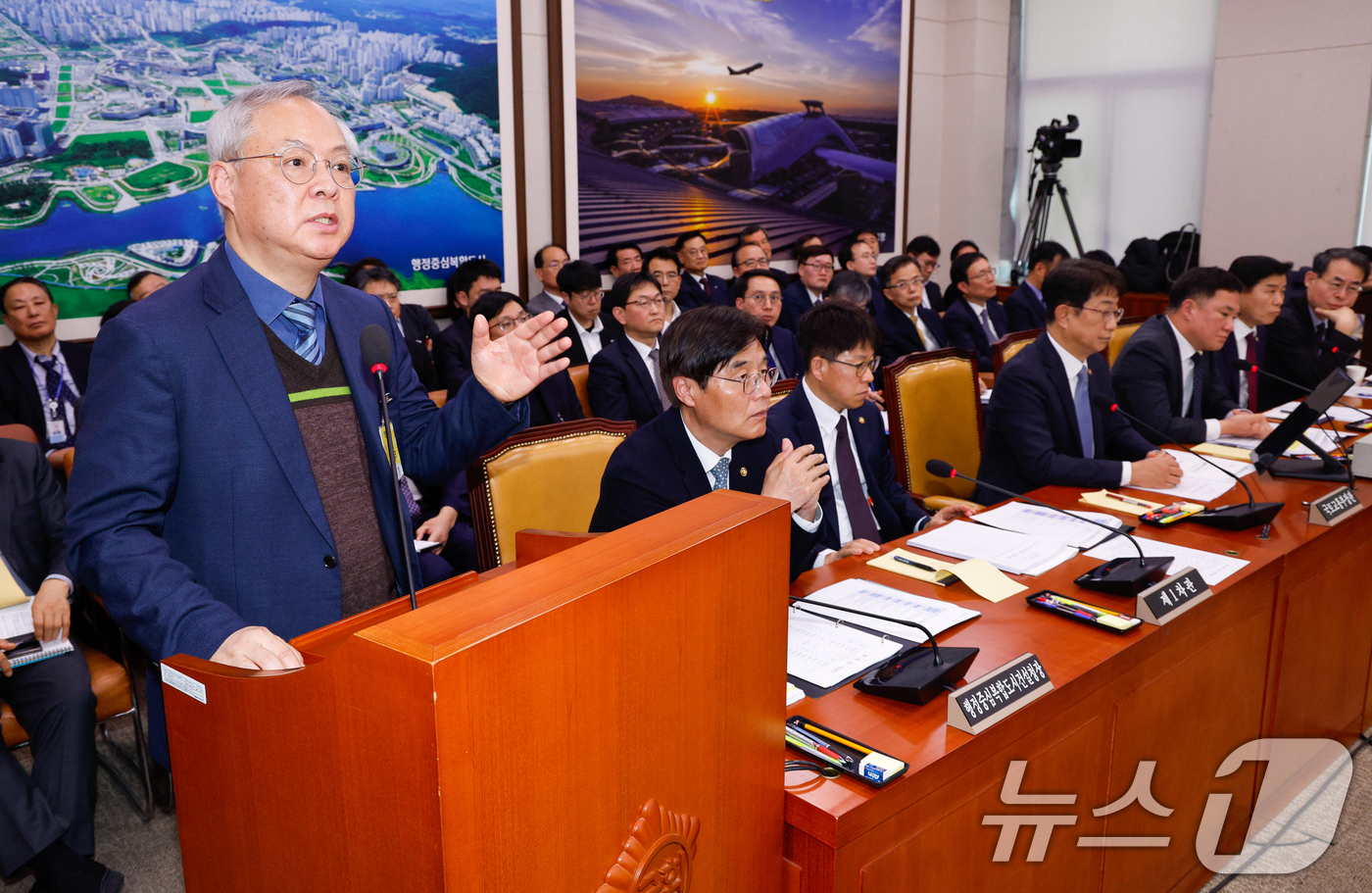 (서울=뉴스1) 안은나 기자 = 이종관 장헌산업 대표이사가 13일 서울 여의도 국회에서 열린 제423회 국회(임시회) 국토교통위원회 제1차 전체회의에 출석해 안성 교량 붕괴사고 관 …