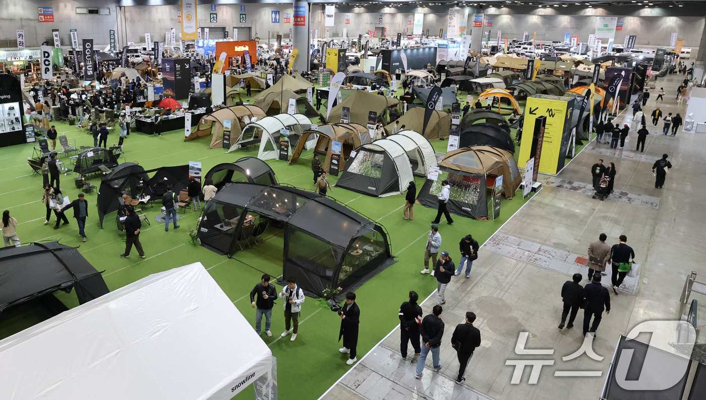 (고양=뉴스1) 박세연 기자 = 13일 경기도 고양시 킨텍스에서 열린 ‘2025 캠핑&피크닉페어’를 찾은 관람객들이 텐트 등 캠핑용품을 살펴보고 있다.텐트, 타프 등 캠핑용품과 피 …