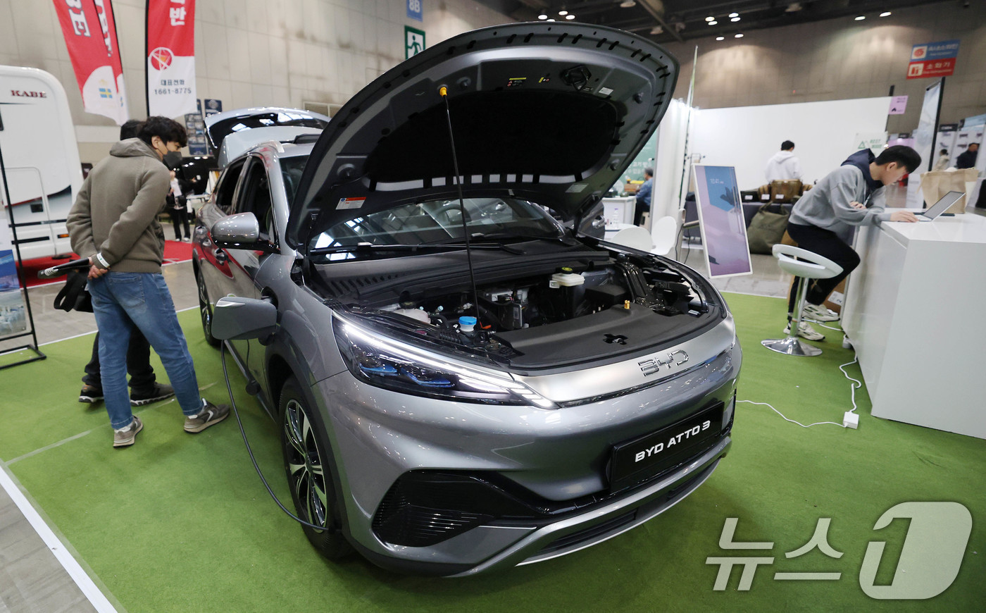(고양=뉴스1) 박세연 기자 = 13일 경기도 고양시 킨텍스에서 열린 ‘2025 캠핑&피크닉페어’를 찾은 관람객들이 BYD 전기차 아토3를 살펴보고 있다.텐트, 타프 등 캠핑용품과 …