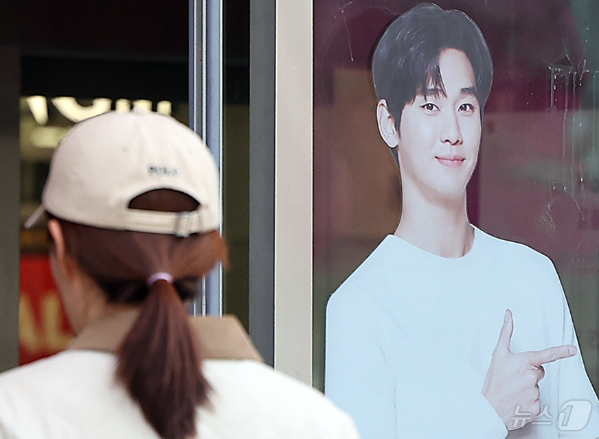(서울=뉴스1) 김진환 기자 = 고(故) 김새론이 미성년일 때부터 교제했다는 의혹을 받는 배우 김수현에 대한 비난 여론이 확산하면서 김수현을 광고 모델로 기용한 기업들은 난감한 상 …