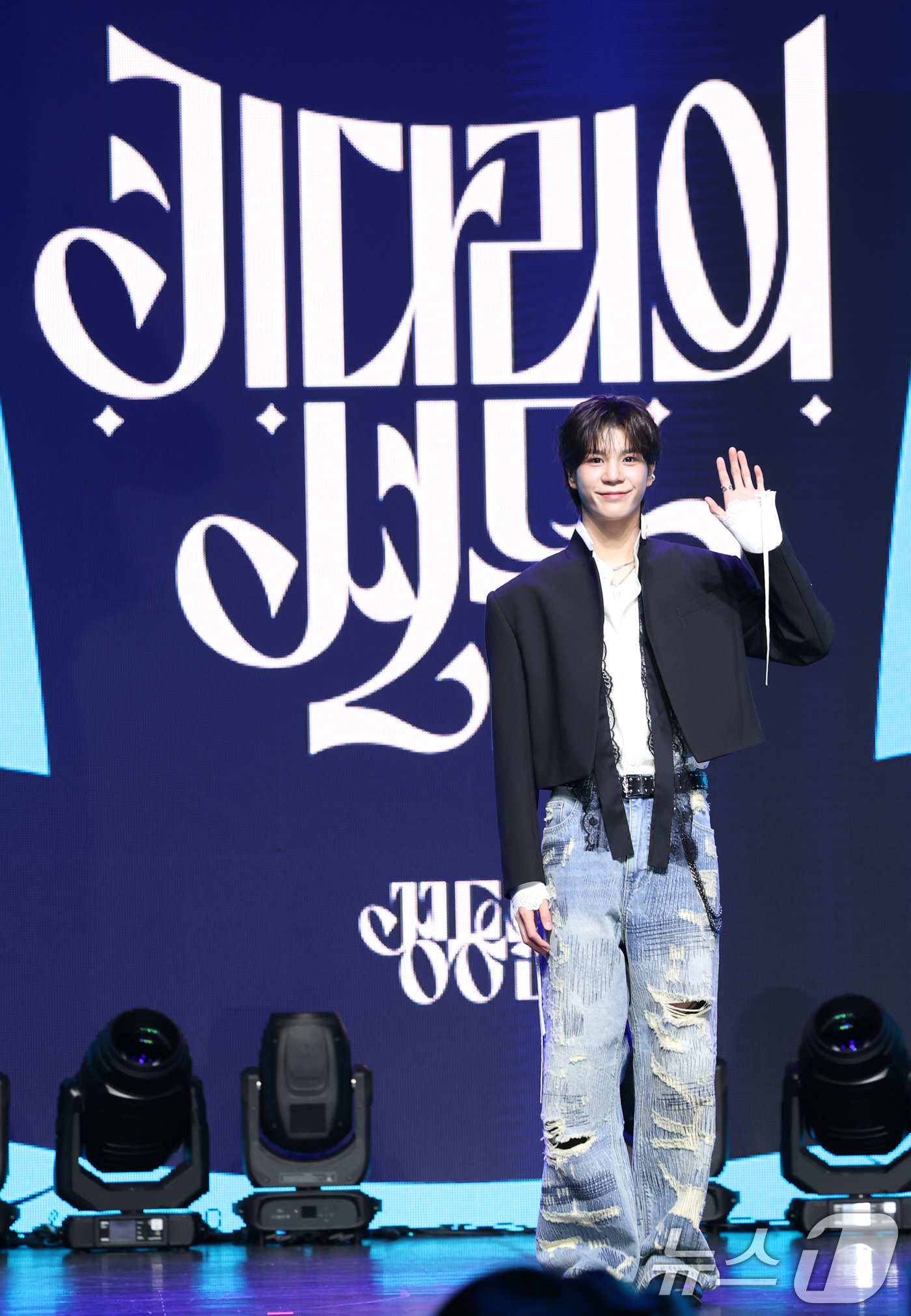 (서울=뉴스1) 권현진 기자 = 가수 정동원이 13일 오후 서울 이촌동 노들섬 라이브하우스에서 가진 두 번째 정규 앨범 '키다리의 선물' 쇼케이스에서 포즈를 취하고 있다. 2025 …