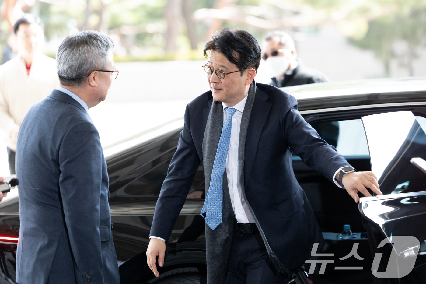 (서울=뉴스1) 이승배 기자 = 이창수 서울중앙지검장이 헌법재판소의 기각 결정으로 직무에 복귀하기 위해 13일 오후 서울 서초구 서울중앙지검으로 들어서고 있다.헌법재판소는 이날 이 …