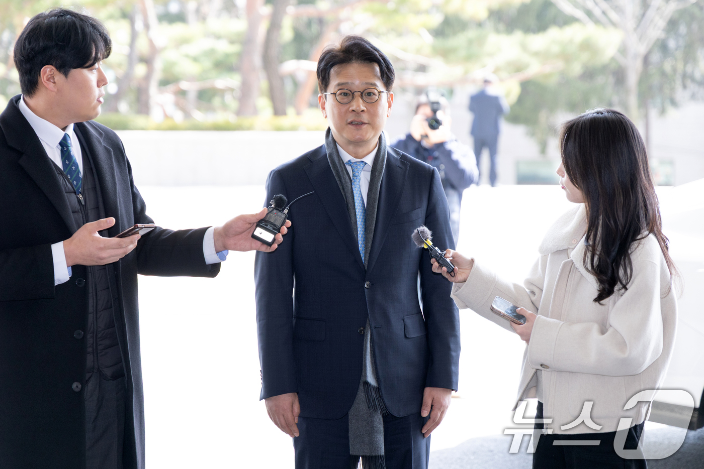 (서울=뉴스1) 이승배 기자 = 이창수 서울중앙지검장이 헌법재판소의 기각 결정으로 직무에 복귀하기 위해 13일 오후 서울 서초구 서울중앙지검으로 들어서며 입장을 밝히고 있다.헌법재 …