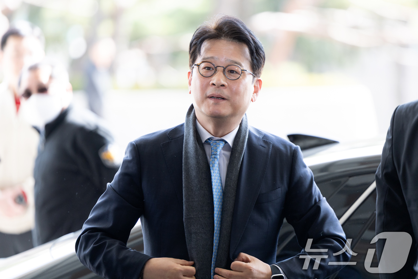 (서울=뉴스1) 이승배 기자 = 이창수 서울중앙지검장이 헌법재판소의 기각 결정으로 직무에 복귀하기 위해 13일 오후 서울 서초구 서울중앙지검으로 들어서고 있다.헌법재판소는 이날 이 …