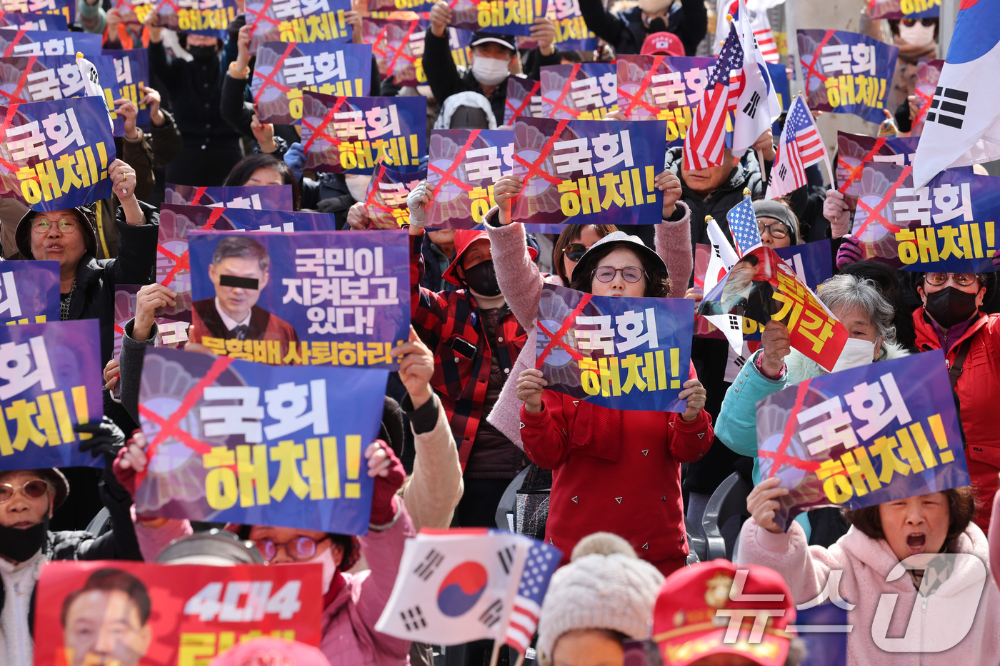 (서울=뉴스1) 신웅수 기자 = 윤석열 대통령 지지자들이 13일 오후 서울 안국역 일대에서 윤 대통령 탄핵 기각을 촉구하고 있다. 2025.3.13/뉴스1