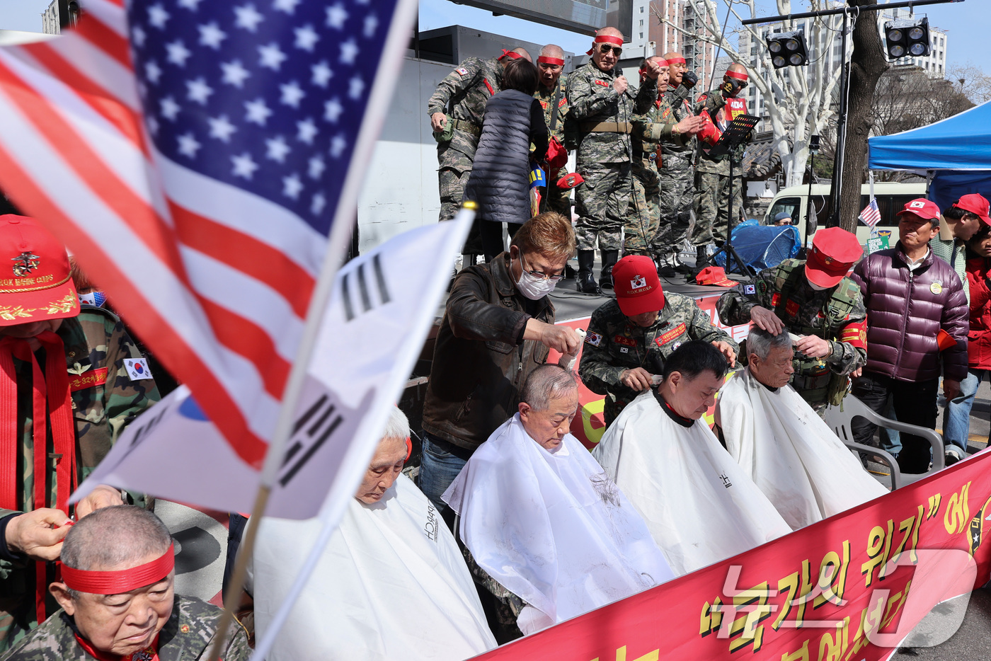 (서울=뉴스1) 신웅수 기자 = 윤석열 대통령 지지자들이 13일 오후 서울 안국역 일대에서 윤 대통령 탄핵 기각을 촉구하며 삭발하고 있다. 2025.3.13/뉴스1