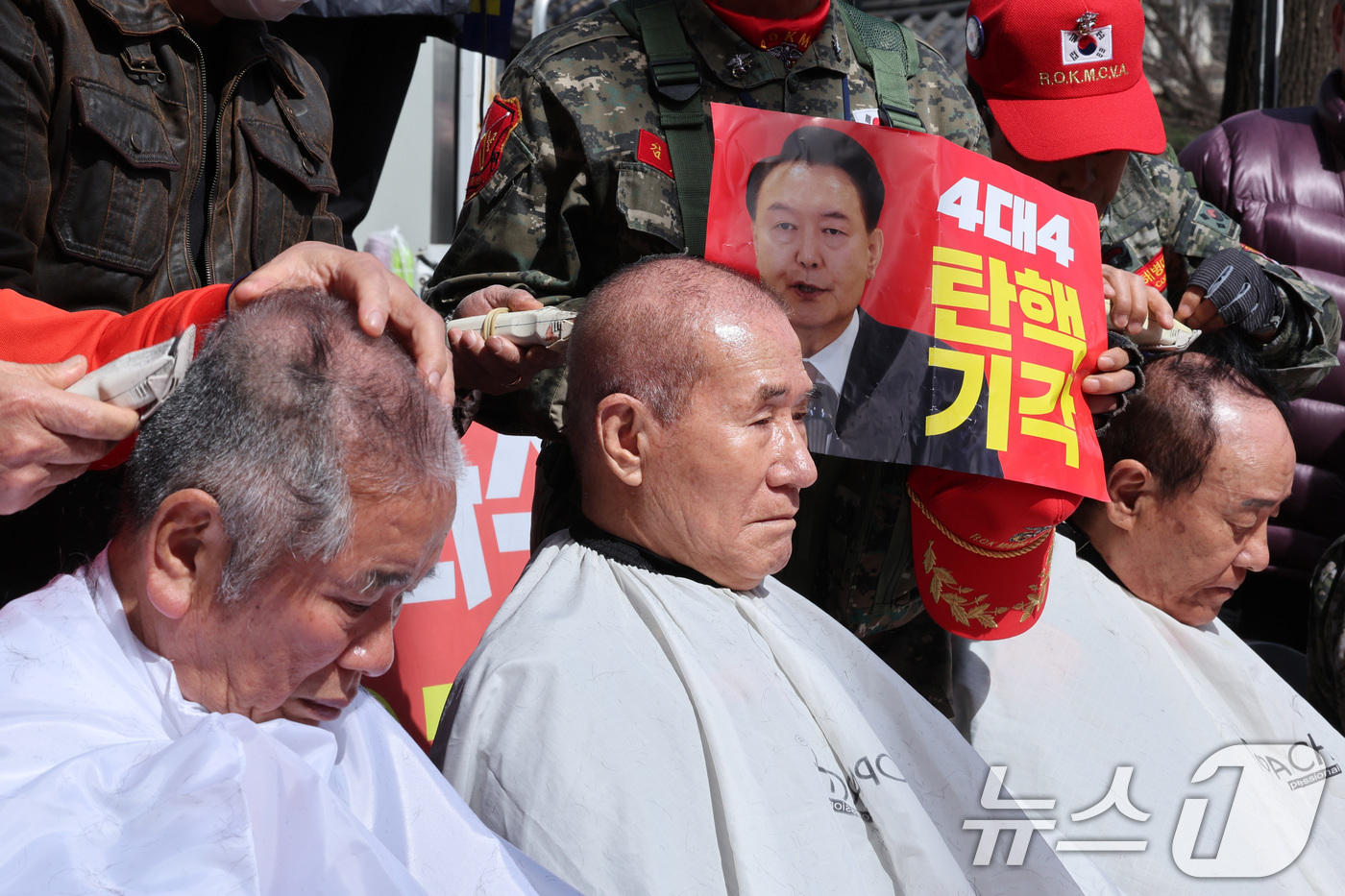 (서울=뉴스1) 신웅수 기자 = 윤석열 대통령 지지자들이 13일 오후 서울 안국역 일대에서 윤 대통령 탄핵 기각을 촉구하며 삭발하고 있다. 2025.3.13/뉴스1