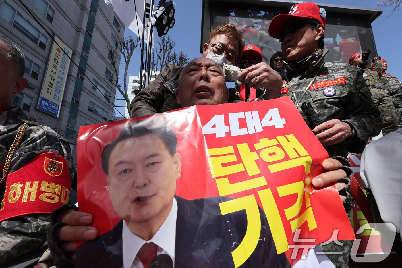 본문 이미지 - 윤석열 대통령 지지자들이 13일 오후 서울 안국역 일대에서 윤 대통령 탄핵 기각을 촉구하며 삭발하고 있다. 2025.3.13/뉴스1 ⓒ News1 신웅수 기자