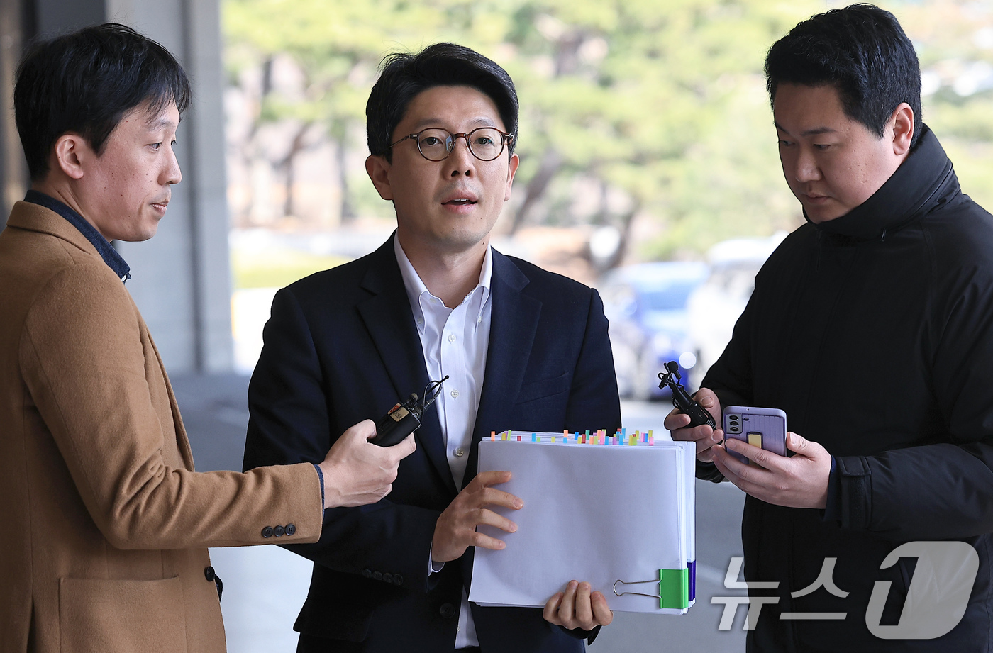 (서울=뉴스1) 박정호 기자 = 김병민 서울시 정무부시장이 13일 오후 서울 서초구 서초동 서울중앙지방검찰청 명태균 의혹 전담수사팀에 참고인으로 출석하며 취재진의 질문을 받고 있다 …