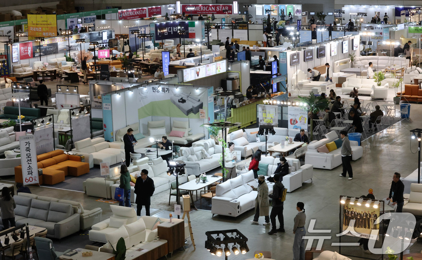 (고양=뉴스1) 박세연 기자 = 13일 경기도 고양시 킨텍스에서 열린 ‘2025 고양 가구엑스포’를 찾은 관람객들이 가구를 살펴보고 있다.다양한 가구와 인테리어 용품 등이 전시되는 …