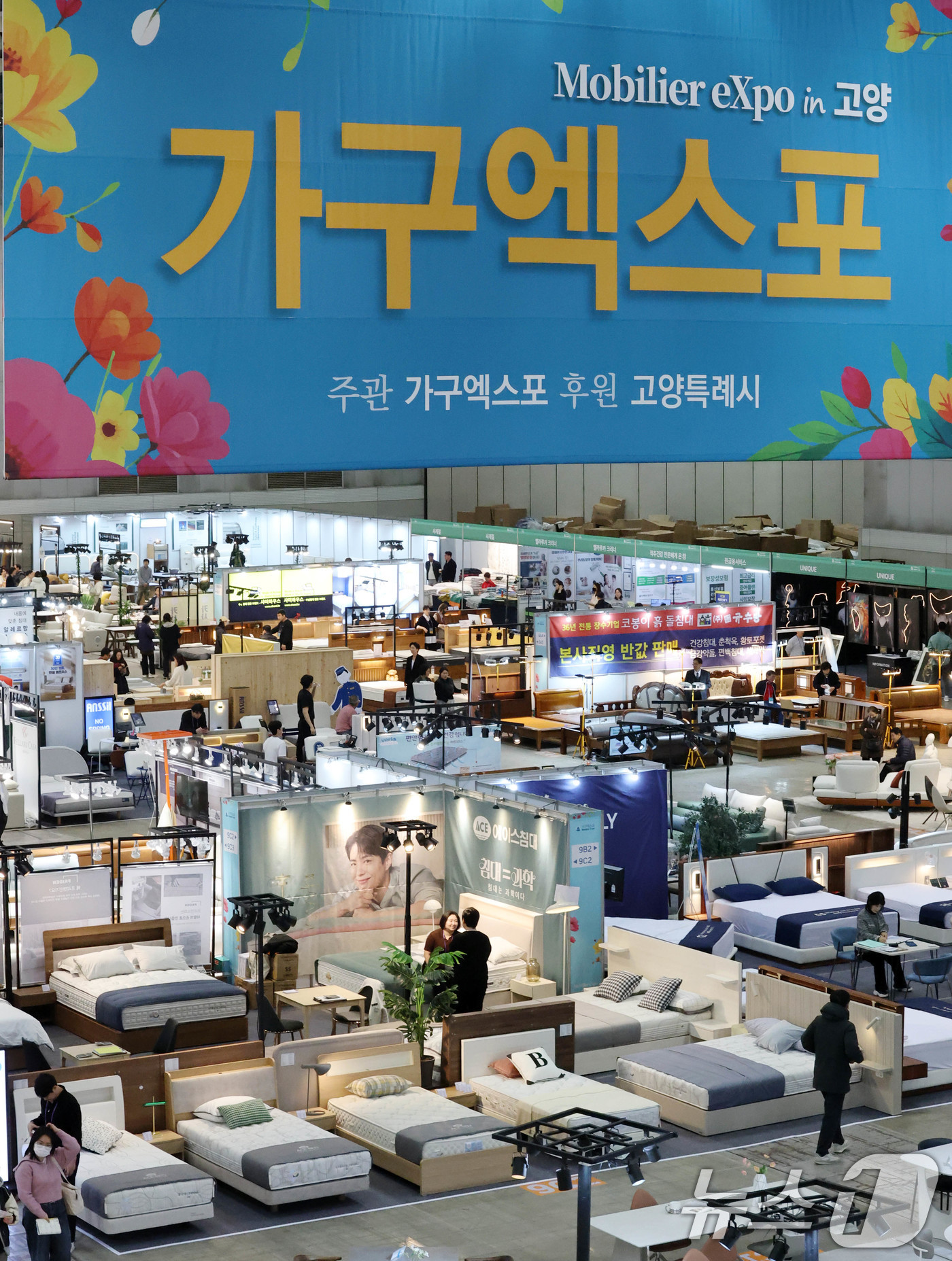 (고양=뉴스1) 박세연 기자 = 13일 경기도 고양시 킨텍스에서 열린 ‘2025 고양 가구엑스포’를 찾은 관람객들이 가구를 살펴보고 있다.다양한 가구와 인테리어 용품 등이 전시되는 …