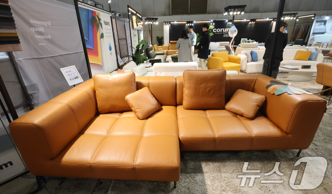 (고양=뉴스1) 박세연 기자 = 13일 경기도 고양시 킨텍스에서 열린 ‘2025 고양 가구엑스포’를 찾은 관람객들이 가구를 살펴보고 있다.다양한 가구와 인테리어 용품 등이 전시되는 …