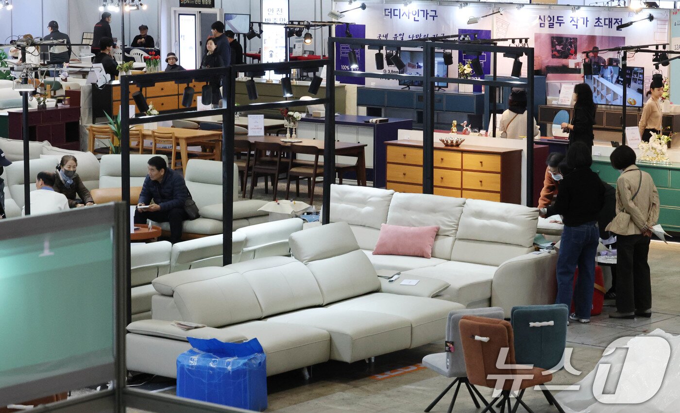 본문 이미지 - 지난 3월 고양 가구엑스포를 찾은 관람객들이 가구를 살펴보고 있다.&#40;자료사진&#41; 2025.3.13/뉴스1 ⓒ News1 박세연 기자