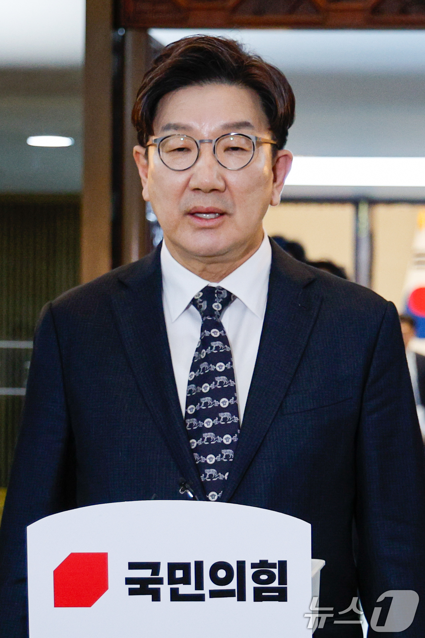 (서울=뉴스1) 안은나 기자 = 권성동 국민의힘 원내대표가 13일 오후 서울 여의도 국회에서 의원총회를 마친 후 최재해 감사원장 탄핵소추 기각 등에 대한 입장을 밝히고 있다. 20 …
