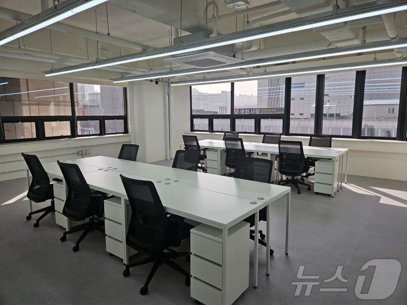 본문 이미지 - 무신사 스튜디오 동대문종합시장점 내부 모습.ⓒ 뉴스1/김진희 기자.