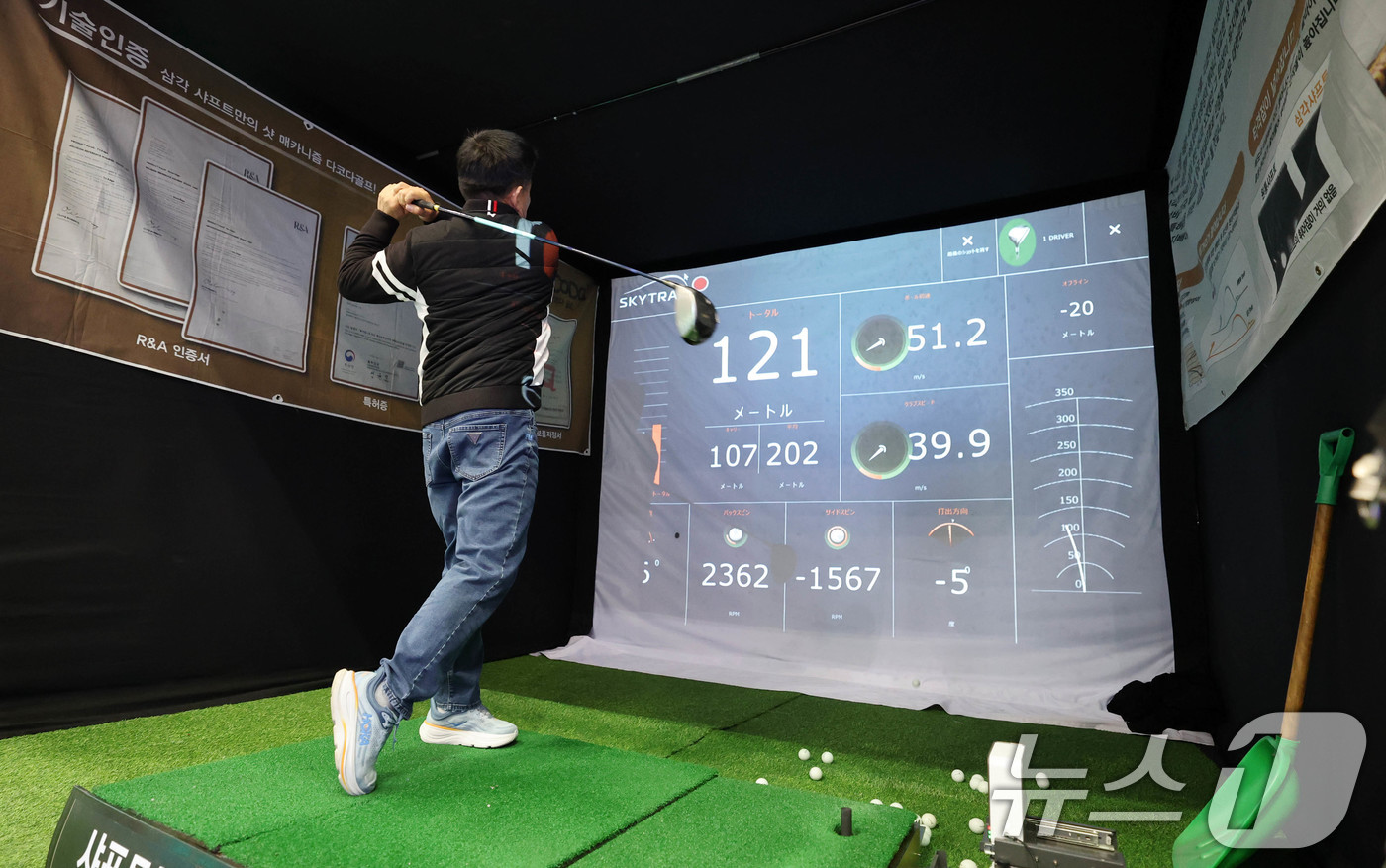 (고양=뉴스1) 박세연 기자 = 13일 경기도 고양시 킨텍스에서 열린 ‘제20회 JTBC GOLF×더골프쇼 KOREA 시즌1’을 찾은 관람객들이 골프용품을 살펴보고 있다.다양한 골 …