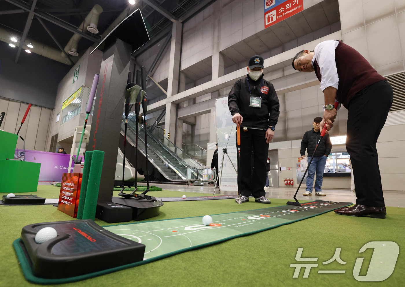 (고양=뉴스1) 박세연 기자 = 13일 경기도 고양시 킨텍스에서 열린 ‘제20회 JTBC GOLF × 더골프쇼 코리아 시즌1’을 찾은 관람객이 퍼팅 체험을 하고있다.다양한 골프용품 …