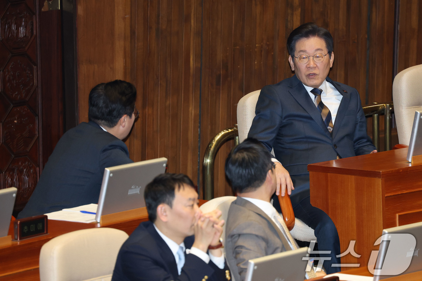 (서울=뉴스1) 이광호 기자 = 이재명 더불어민주당 대표와 박찬대 원내대표, 박성준 원내수석부대표가 13일 오후 서울 여의도 국회에서 열린 본회의에서 대화하고 있다. 2025.3. …