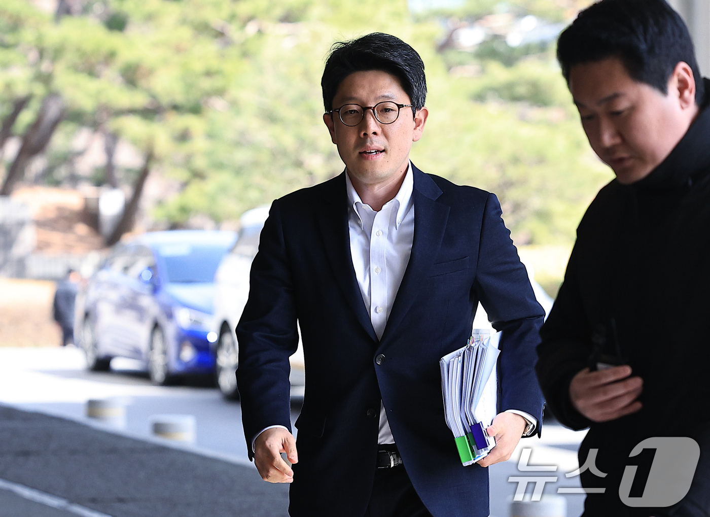 (서울=뉴스1) 박정호 기자 = 김병민 서울시 정무부시장이 13일 오후 서울 서초구 서초동 서울중앙지방검찰청 명태균 의혹 전담수사팀에 참고인으로 출석하고 있다.  2025.3.13 …