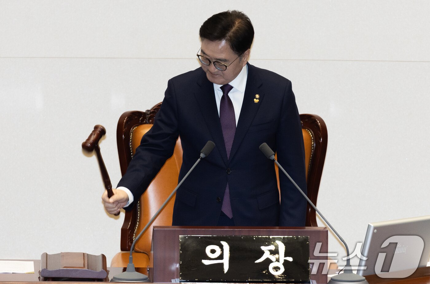 본문 이미지 - 우원식 국회의장이 13일 오후 서울 여의도 국회 본회의장에서 열린 제423회 국회&#40;임시회&#41; 제1차 본회의에서 의사봉을 두드리고 있다. 2025.3.13/뉴스1 ⓒ News1 이재명 기자