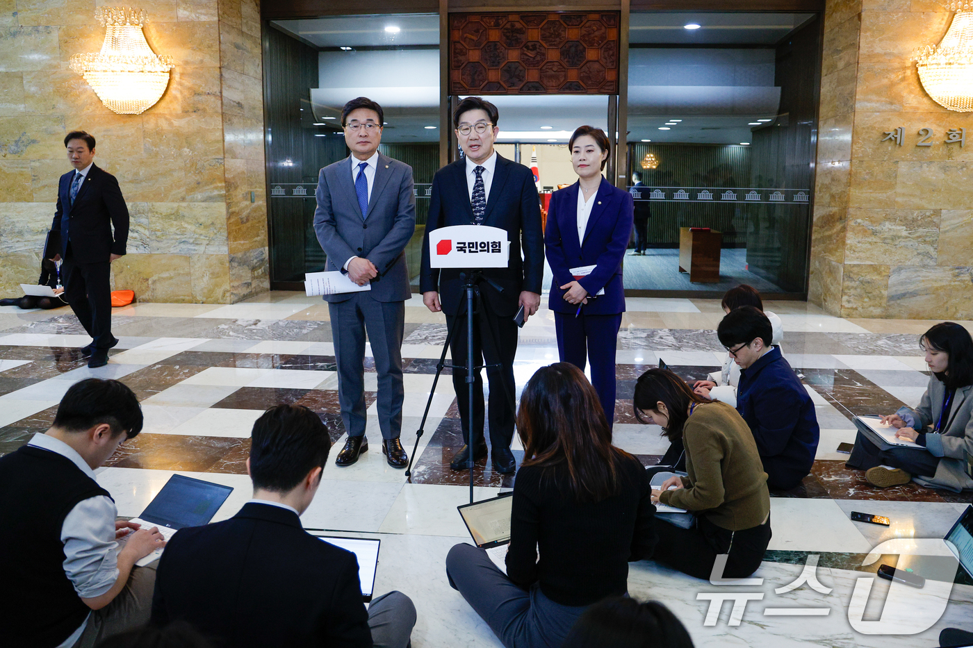 (서울=뉴스1) 안은나 기자 = 권성동 국민의힘 원내대표가 13일 오후 서울 여의도 국회에서 의원총회를 마친 후 최재해 감사원장 탄핵소추 기각 등에 대한 입장을 밝히고 있다. 20 …