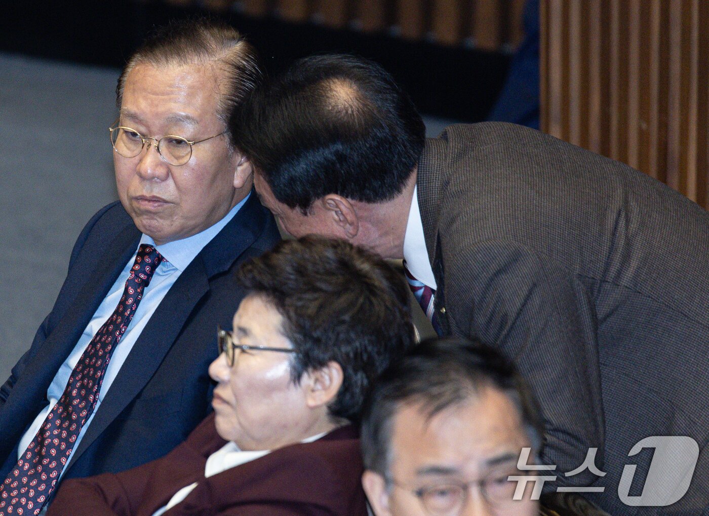 본문 이미지 - 권영세 국민의힘 비상대책위원장이 13일 오후 서울 여의도 국회 본회의장에서 열린 제423회 국회&#40;임시회&#41; 제1차 본회의에서 김상훈 정책위의장과 대화를 하고 있다. 2025.3.13/뉴스1 ⓒ News1 이재명 기자