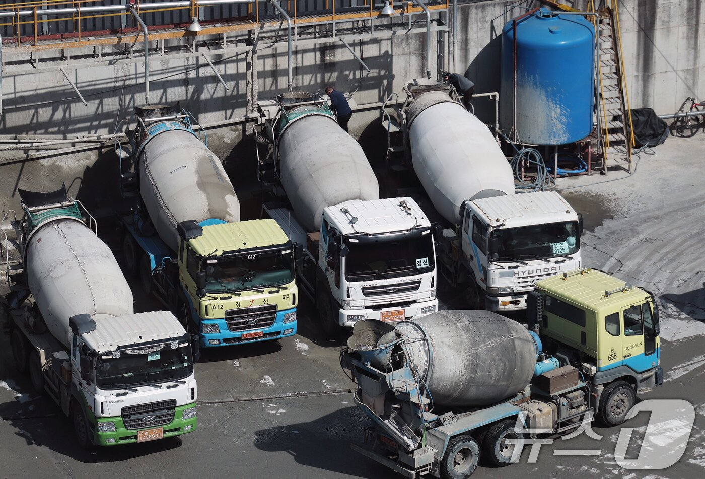 본문 이미지 - 경기 안양시의 한 레미콘 공장에서 믹서트럭들이 분주히 오가고 있다. /뉴스1 ⓒ News1 오대일 기자