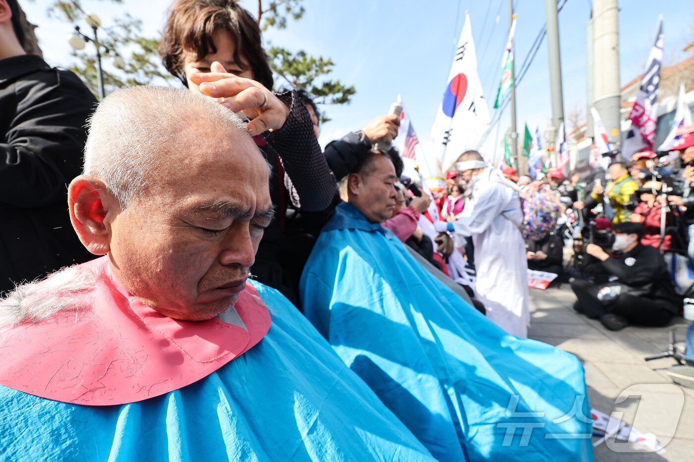 본문 이미지 - 13일 서울 종로구 헌법재판소 앞에서 윤석열 대통령 지지자들이 윤 대통령의 탄핵을 반대하며 삭발식을 이어가고 있다. 2025.3.13/뉴스1 ⓒ News1 김도우 기자