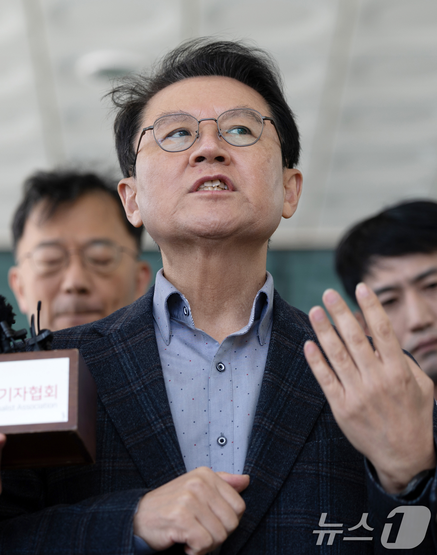 (서울=뉴스1) 이승배 기자 = 윤석열 대통령 변호인단 윤갑근 변호사가 13일 오후 서울 서초구 서울고등법원 앞에서 기자회견을 열고 검사 탄핵심판 선고 결과 관련 입장을 밝히고 있 …