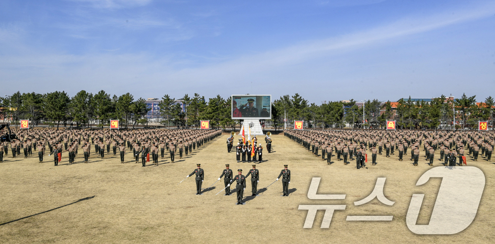 (포항=뉴스1) 최창호 기자 = 13일 해병대교육훈련단은 경북 포항시 남구에 있는 훈련단 연병장에서 신병 1314기 수료식을 거행했다.이날 수료식에서는 6주간 강도높은 훈련을 이겨 …