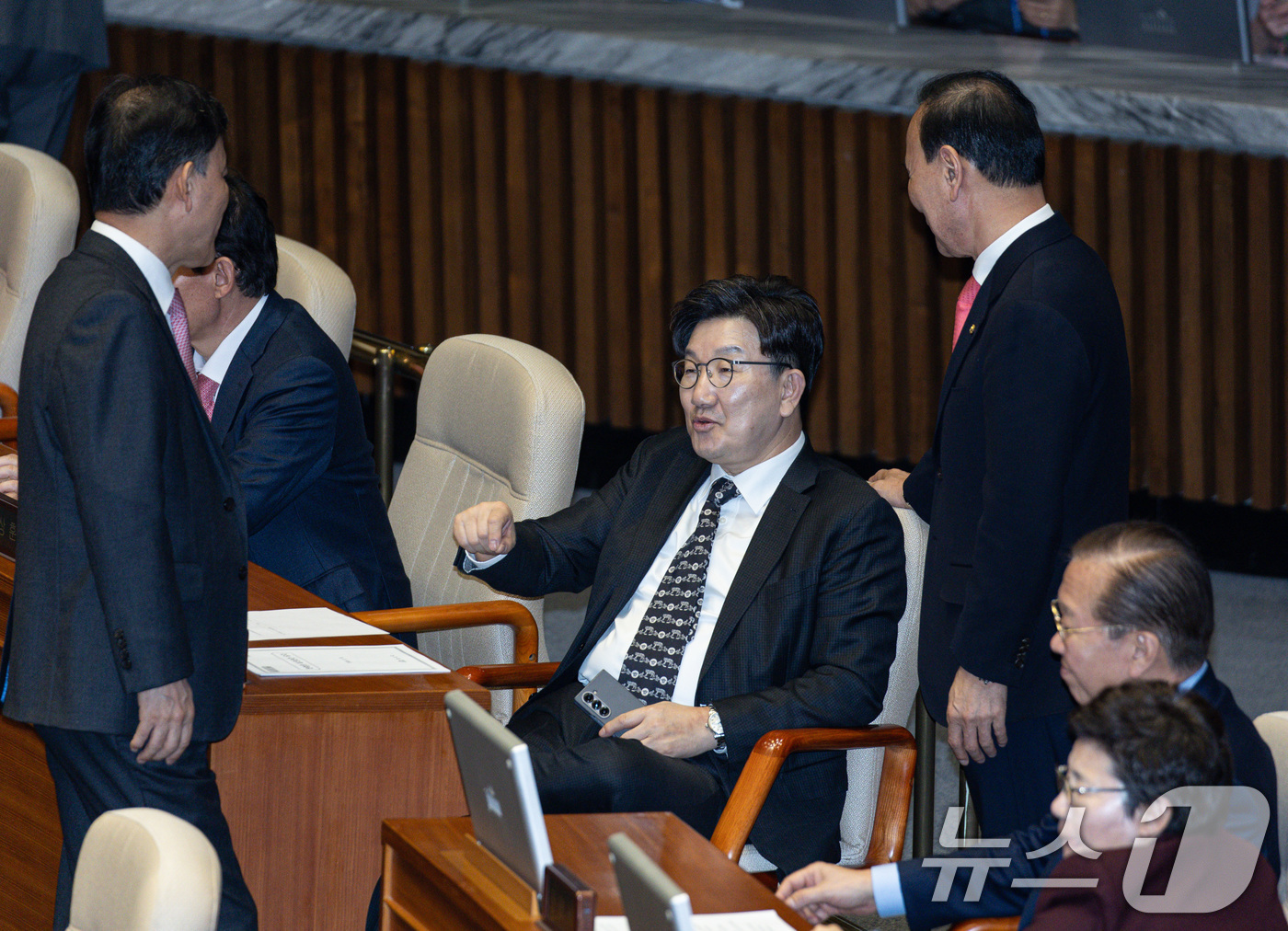 (서울=뉴스1) 이재명 기자 = 권성동 국민의힘 원내대표가 13일 오후 서울 여의도 국회 본회의장에서 열린 제423회 국회(임시회) 제1차 본회의에서 동료의원들과 대화를 나누고 있 …
