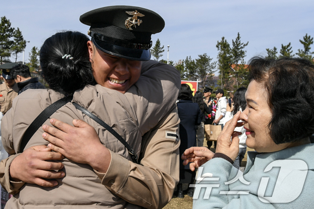 (포항=뉴스1) 최창호 기자 = 13일 해병대교육훈련단은 경북 포항시 남구에 있는 훈련단 연병장에서 신병 1314기 수료식을 거행했다.이날 수료식에서는 6주간 강도높은 훈련을 이겨 …