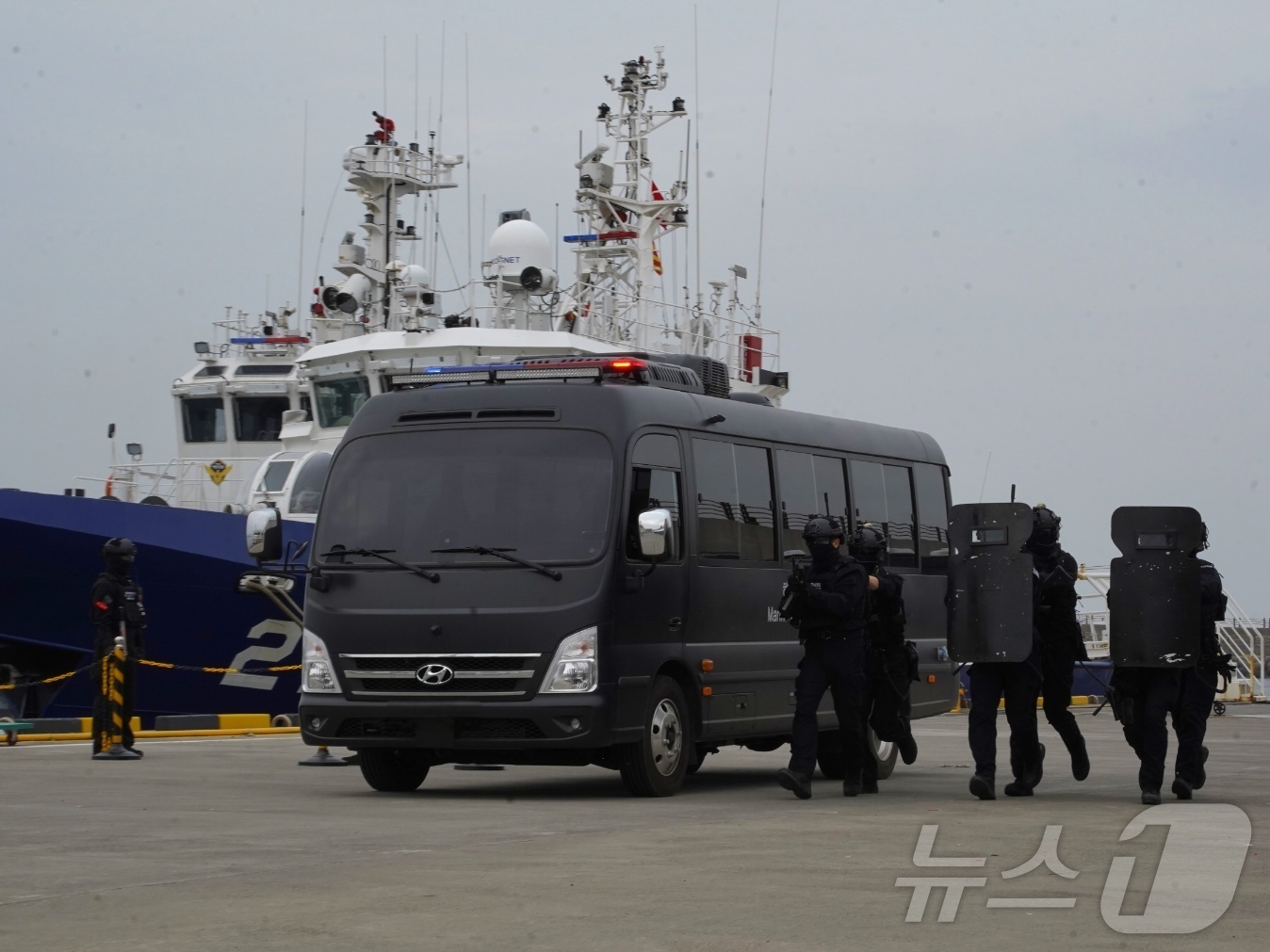 (제주=뉴스1) 홍수영 기자 = 해병대 제9여단이 13일 제주시 건입동 제주항 일대에서 유관기관 합동 대테러훈련을 실시하고 있다.(해병대 제9여단 제공. 재판매 및 DB 금지) 2 …