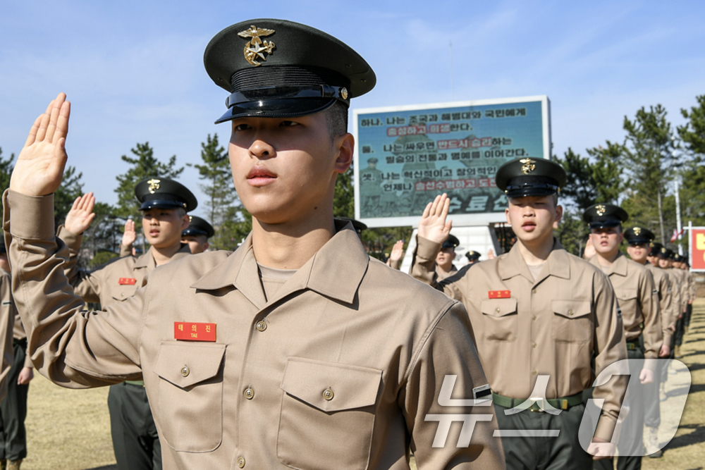 (포항=뉴스1) 최창호 기자 = 13일 해병대교육훈련단은 경북 포항시 남구에 있는 훈련단 연병장에서 신병 1314기 수료식을 거행했다.이날 수료식에서는 6주간 강도높은 훈련을 이겨 …