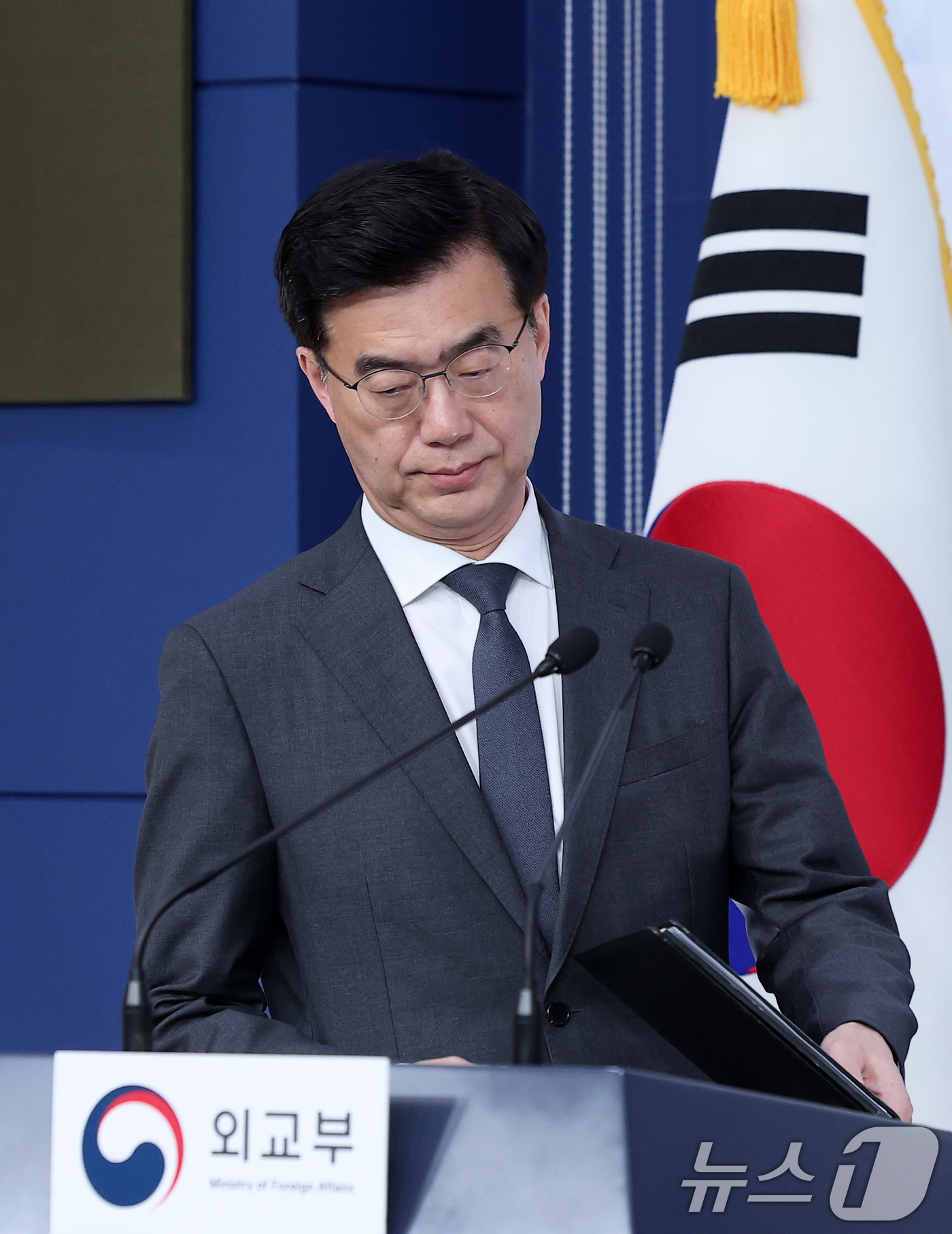 (서울=뉴스1) 김성진 기자 = 이재웅 외교부 대변인이 13일 서울 종로구 외교부 청사에서 정례브리핑을 하기 위해 입장하고 있다. 2025.3.13/뉴스1