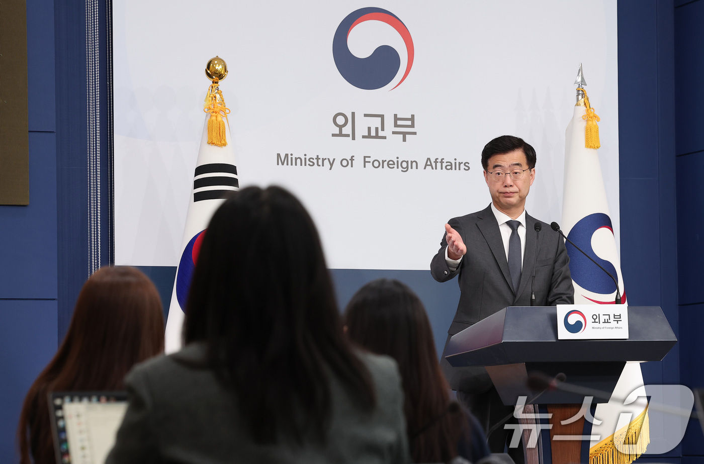 (서울=뉴스1) 김성진 기자 = 이재웅 외교부 대변인이 13일 서울 종로구 외교부 청사에서 열린 정례브리핑에서 취재진의 질문을 받고 있다. 2025.3.13/뉴스1
