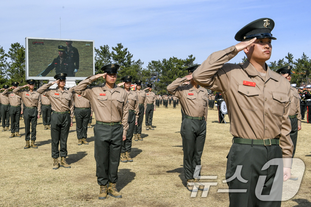(포항=뉴스1) 최창호 기자 = 13일 해병대교육훈련단은 경북 포항시 남구에 있는 훈련단 연병장에서 신병 1314기 수료식을 거행했다.이날 수료식에서는 6주간 강도높은 훈련을 이겨 …