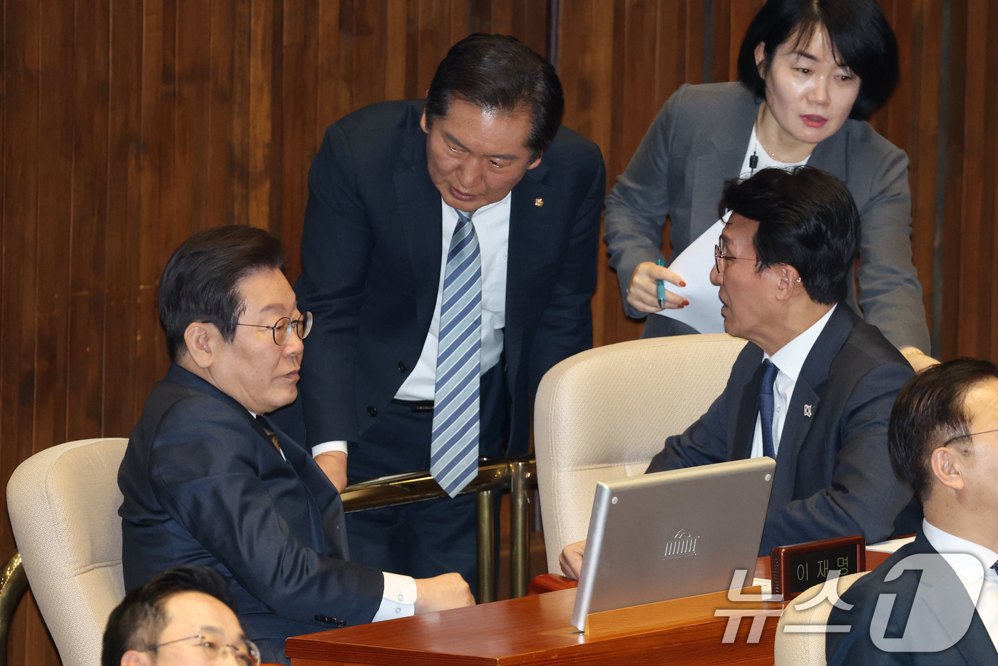 (서울=뉴스1) 이광호 기자 = 이재명 더불어민주당 대표가 13일 오후 서울 여의도 국회에서 열린 본회의에서 정청래, 김민석 의원과 대화하고 있다. 2025.3.13/뉴스1