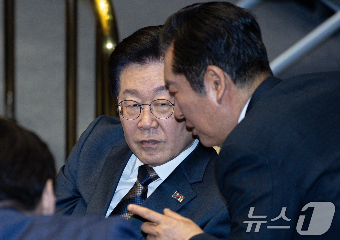 (서울=뉴스1) 이재명 기자 = 이재명 더불어민주당 대표와 정청래 의원이 13일 오후 서울 여의도 국회 본회의장에서 열린 제423회 국회(임시회) 제1차 본회의에서 대화를 하고 있 …