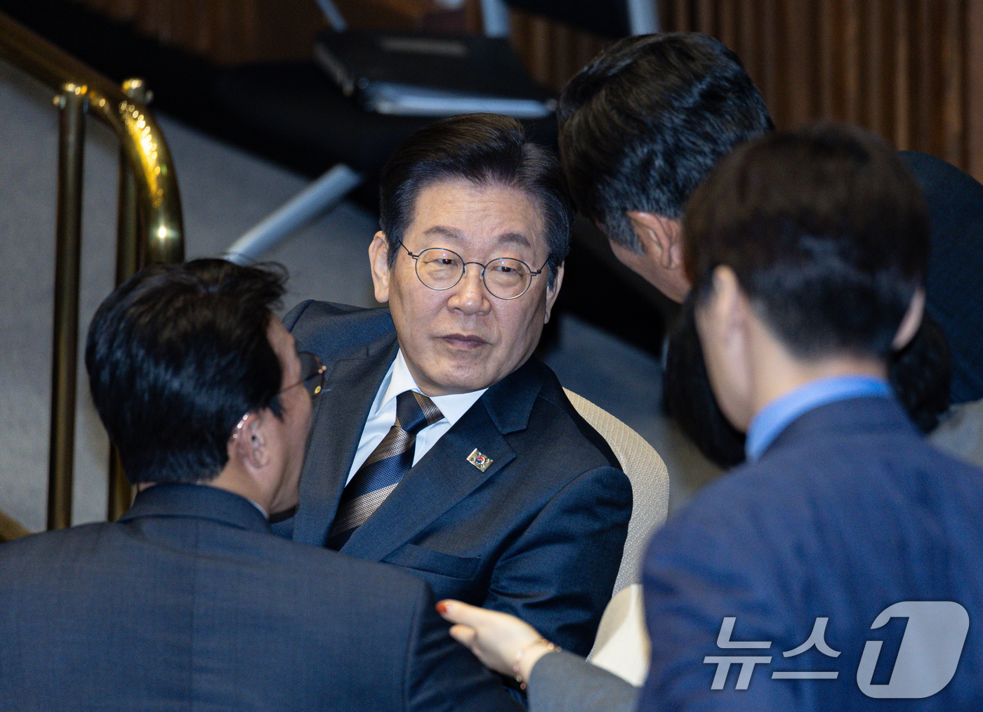 (서울=뉴스1) 이재명 기자 = 이재명 더불어민주당 대표와 정청래 의원이 13일 오후 서울 여의도 국회 본회의장에서 열린 제423회 국회(임시회) 제1차 본회의에서 대화를 하고 있 …