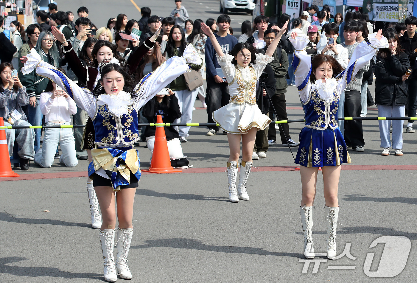 (경산=뉴스1) 공정식 기자 = 완연한 봄 날씨를 보인 13일 오후 영남대학교 경산캠퍼스에서 열린 '2025학년도 동아리 박람회'에 참가한 천마응원단이 신나는 응원전을 펼치고 있다 …