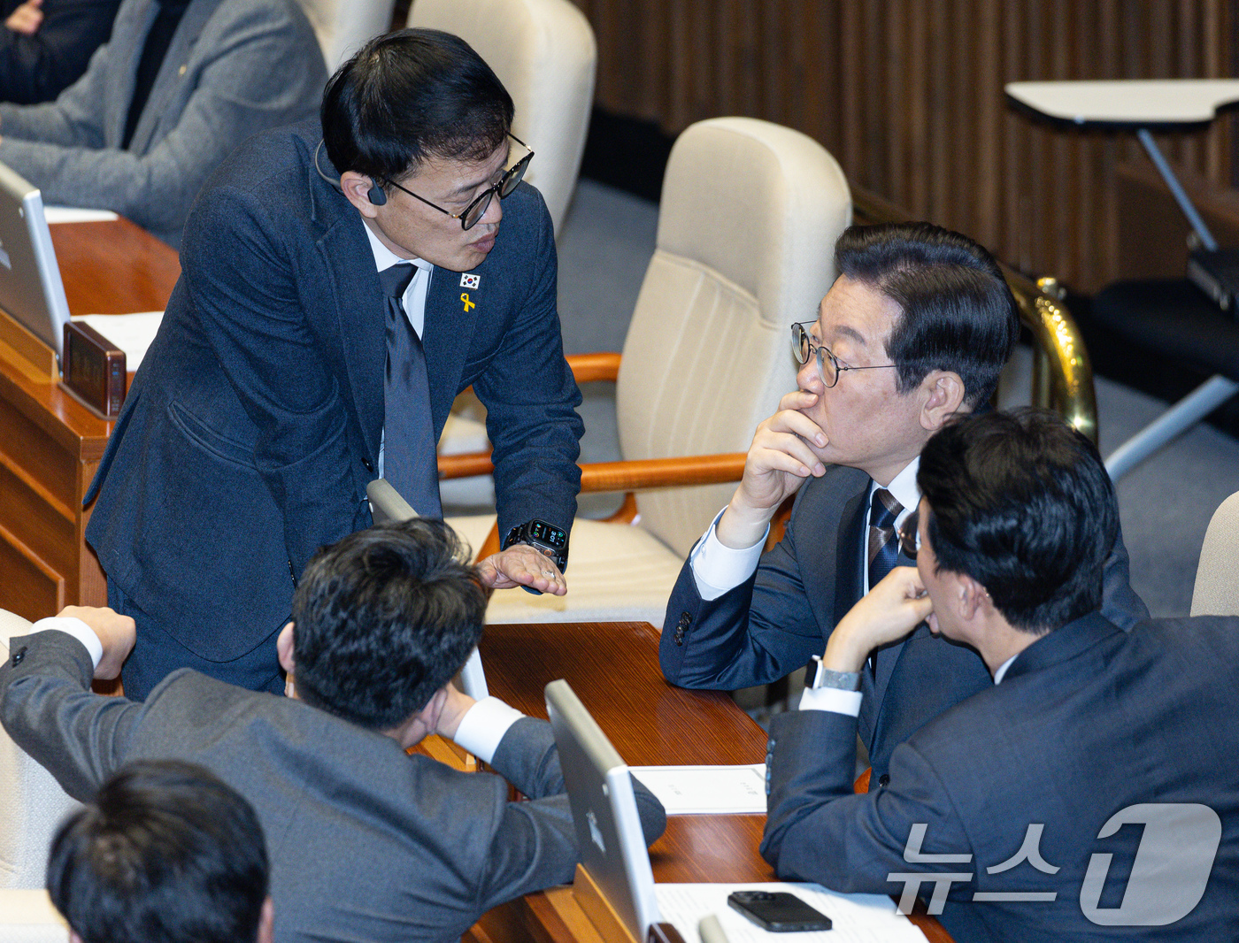 (서울=뉴스1) 이재명 기자 = 이재명 더불어민주당 대표를 비롯한 의원들이 13일 오후 서울 여의도 국회 본회의장에서 열린 제423회 국회(임시회) 제1차 본회의에서 대화를 하고 …