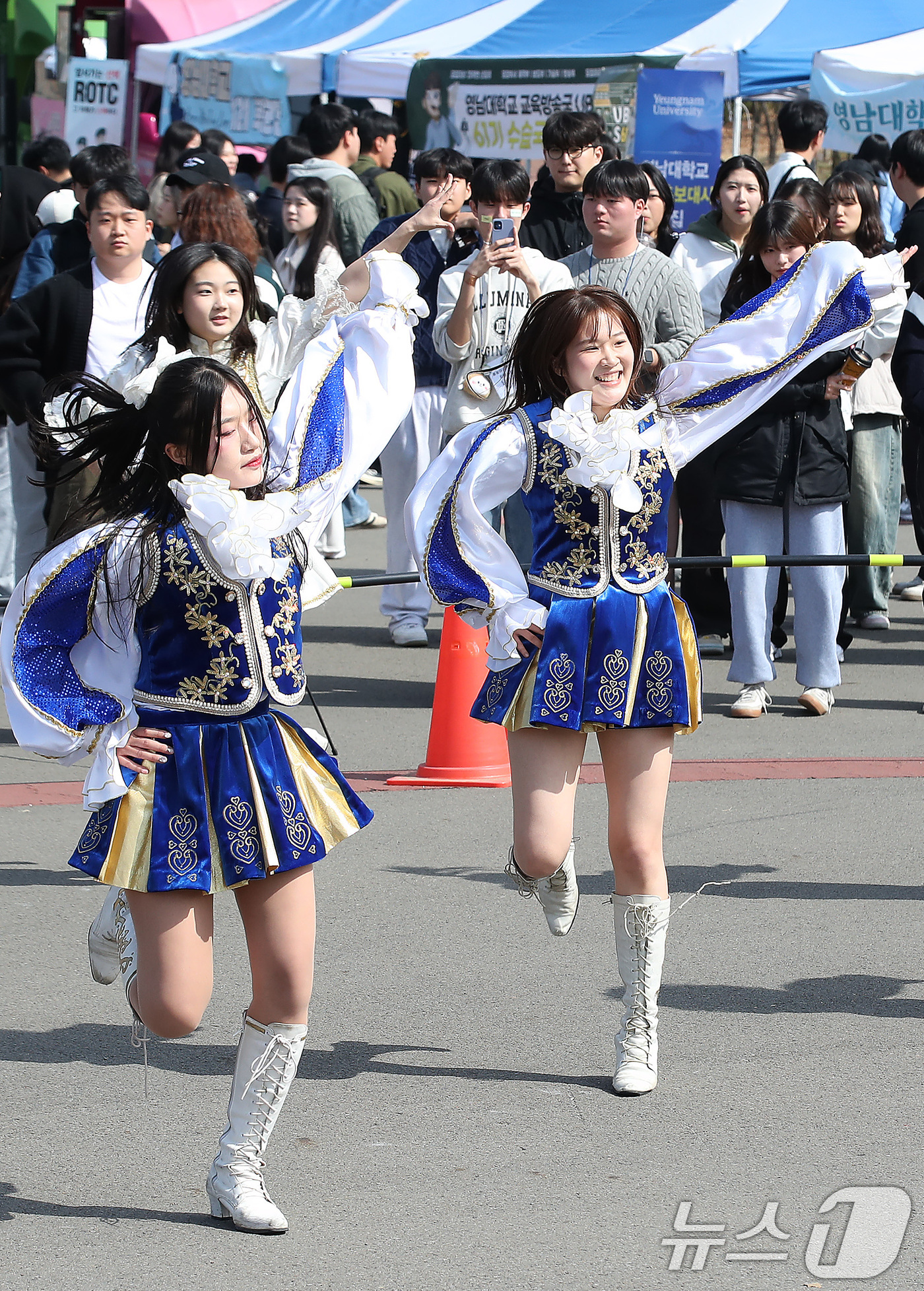 (경산=뉴스1) 공정식 기자 = 완연한 봄 날씨를 보인 13일 오후 영남대학교 경산캠퍼스에서 열린 '2025학년도 동아리 박람회'에 참가한 천마응원단이 신나는 응원전을 펼치고 있다 …