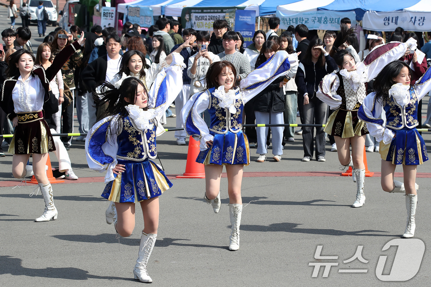 (경산=뉴스1) 공정식 기자 = 완연한 봄 날씨를 보인 13일 오후 영남대학교 경산캠퍼스에서 열린 '2025학년도 동아리 박람회'에 참가한 천마응원단이 신나는 응원전을 펼치고 있다 …