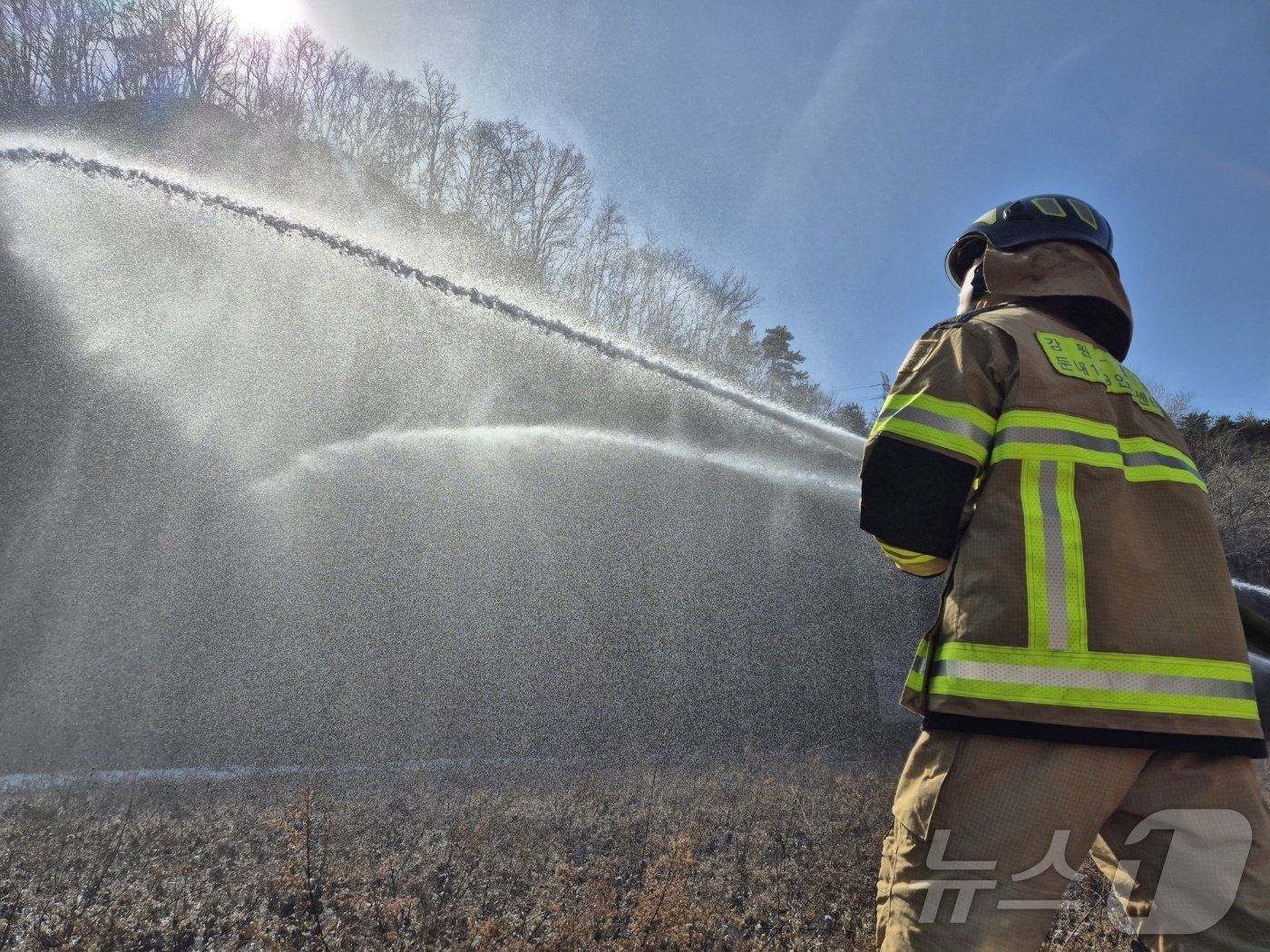 (동해=뉴스1) 윤왕근 기자 = 강원도소방본부가 13일 동해시 옛 한중대학교 부지에서 실시한 동해안 대형 산림화재 대비·대응 동원훈련에서 소방대가 방수작업을 하고 있다. 2025. …