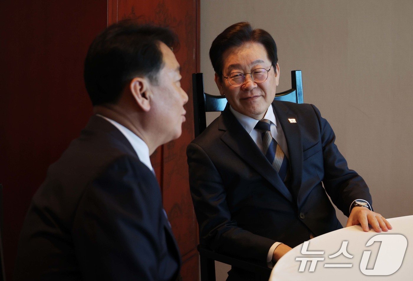 (서울=뉴스1) 이재명 기자 = 이재명 더불어민주당 대표가 13일 오후 서울 여의도의 한 식당에서 이광재 전 국회 사무총장과 회동하고 있다. (공동취재) 2025.3.13/뉴스1