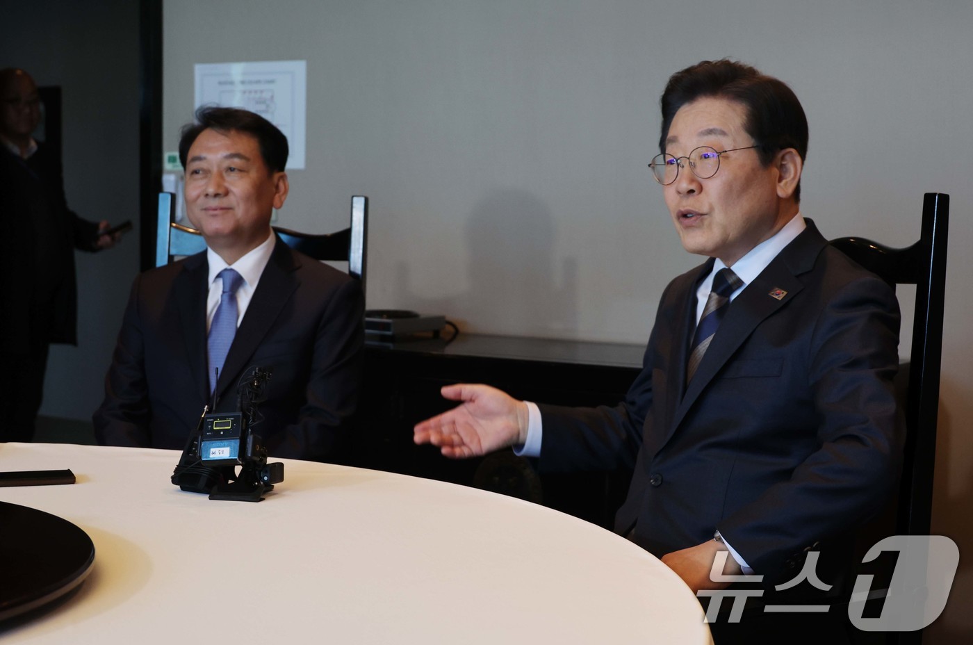 (서울=뉴스1) 이재명 기자 = 이재명 더불어민주당 대표가 13일 오후 서울 여의도의 한 식당에서 이광재 전 국회 사무총장과 회동하고 있다. (공동취재) 2025.3.13/뉴스1