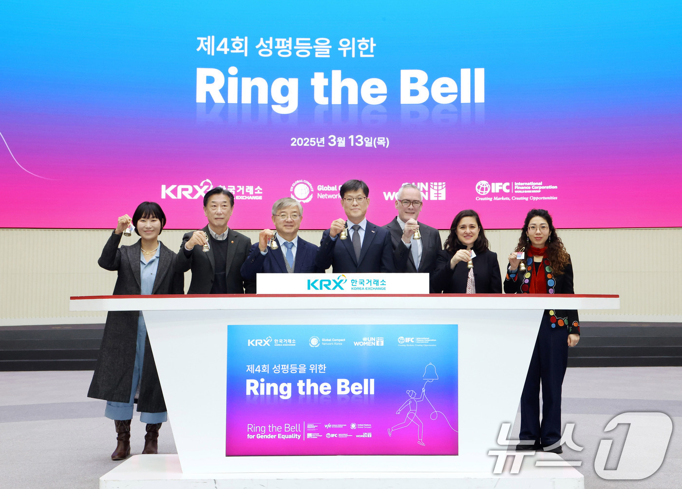 (서울=뉴스1) 이연주 기자 = 한국거래소는 서울 영등포구 서울사옥 종합홍보관에서 '2025년 성평등을 위한 링더벨(Ring the Bell)' 행사를 개최했다고 13일 밝혔다.박 …